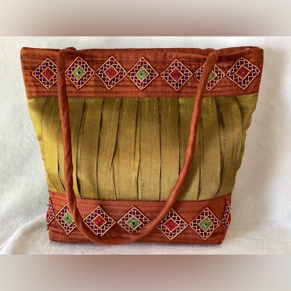 Vintage Handbags - Vintage silk shoulder handbag with zipper boho